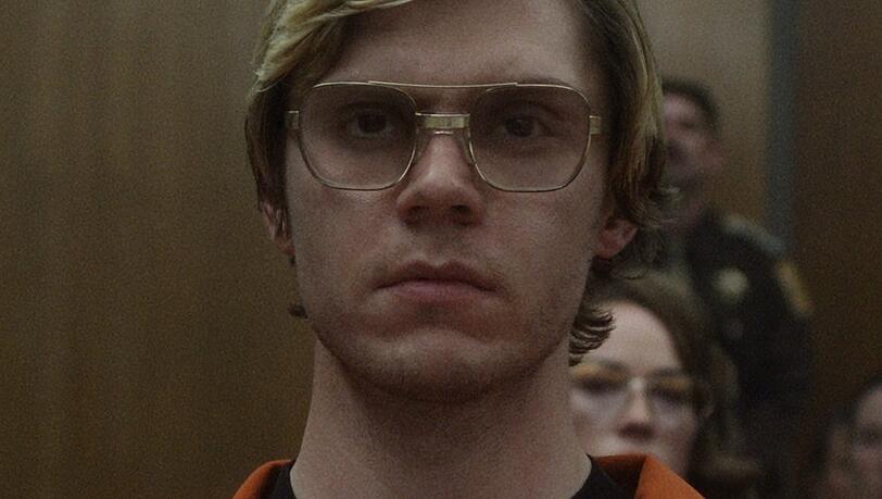 In "Dahmer - Monster: Die Geschichte von Jeffrey Dahmer" wird Evan Peters zu einem der berüchtigtsten Serienmörder der US-Geschichte.