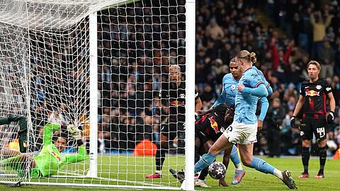 Nach seinem zweiten Tor stellte Haaland mit Treffer Nummer drei den Pausenstand her.