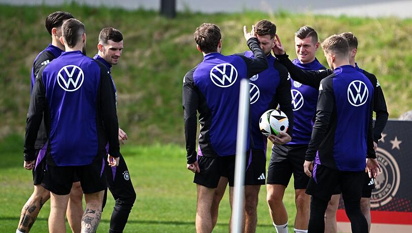 Nationalspieler stehen vor Beginn einer Spielform im Training zusammen.