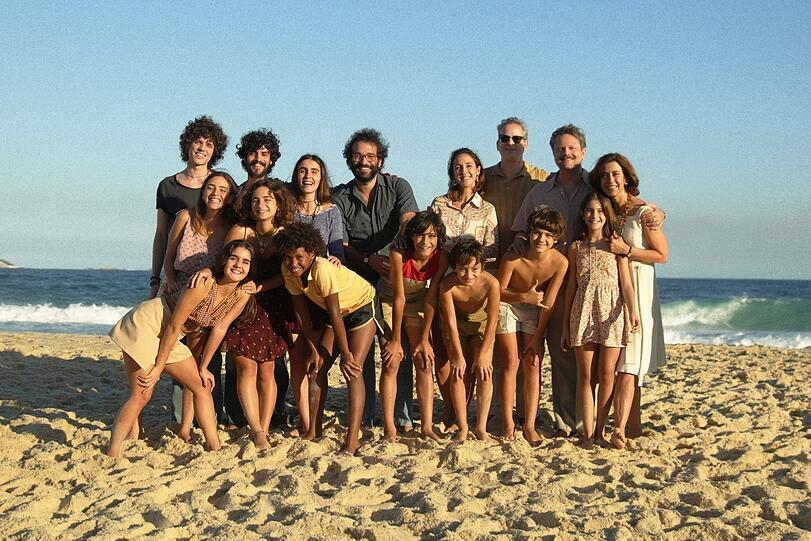 Mit Freunden am Strand: die Familie Paiva (ganz rechts) mit Selton Mello und Fernanda Torres, die für ihre Darstellung den Golden Globe bekam.