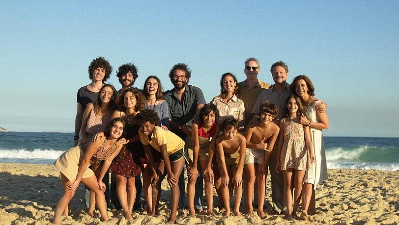 Mit Freunden am Strand: die Familie Paiva (ganz rechts) mit Selton Mello und Fernanda Torres, die für ihre Darstellung den Golden Globe bekam. Mit Freunden am Strand: die Familie Paiva (ganz rechts) mit Selton Mello und Fernanda Torres, die für ihre Darstellung den Golden Globe bekam.