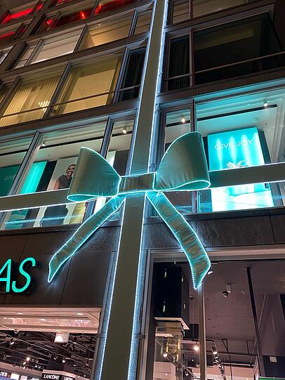 Ein weihnachtliches Mega-
Geschenkschleiferl in Hellblau ziert die Fassade bei Douglas. Ein weihnachtliches Mega-
Geschenkschleiferl in Hellblau ziert die Fassade bei Douglas.