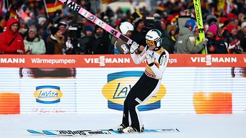 Siegt souver&auml;n in Garmisch: Domen Prevc.