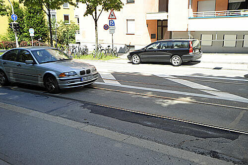 Schnell geflickt mit Teer: So sieht die Stelle am Sonntag aus &ndash; erst in acht Wochen soll hier richtig saniert werden.