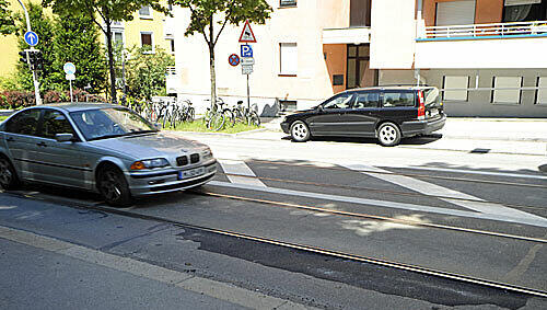 Schnell geflickt mit Teer: So sieht die Stelle am Sonntag aus – erst in acht Wochen soll hier richtig saniert werden. Schnell geflickt mit Teer: So sieht die Stelle am Sonntag aus – erst in acht Wochen soll hier richtig saniert werden.