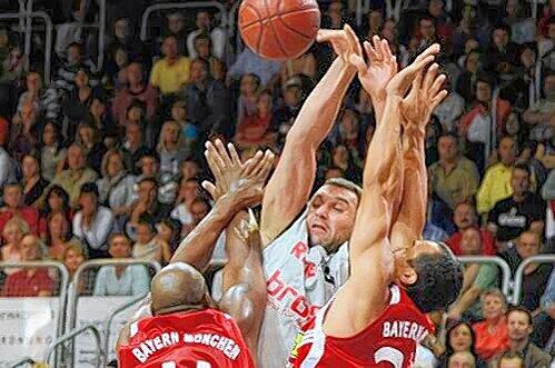 Stets voller Einsatz, das fordert Dirk Bauermann von seinen Bayern&ndash;Basketballern: Darius Hall (l.) und Demond Greene (r.) leisten im Testspiel gegen Bamberg (hier Predrag Suput) brav Folge.