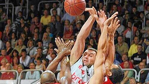 Stets voller Einsatz, das fordert Dirk Bauermann von seinen Bayern–Basketballern: Darius Hall (l.) und Demond Greene (r.) leisten im Testspiel gegen Bamberg (hier Predrag Suput) brav Folge. Stets voller Einsatz, das fordert Dirk Bauermann von seinen Bayern–Basketballern: Darius Hall (l.) und Demond Greene (r.) leisten im Testspiel gegen Bamberg (hier Predrag Suput) brav Folge.