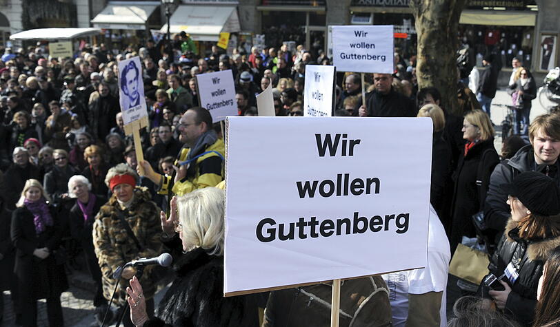 Die Münchner bezogen Stellung - für oder gegen Guttenberg - manchmal war das nicht eindeutig erkennbar.