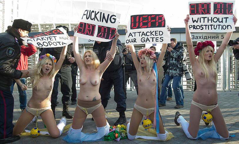 Oben ohne protestieren Frauen der Organisation FEMEN in Kiew gegen Prostitution - die ihrer Meinung nach zur Fußball-EM rapide zunehmen wird.