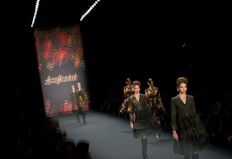 Eigenwillige Trends präsentiert das Label Lena Hoschek auf einer Modenschau im Zelt auf der Strasse des 17. Juni in Berlin zur Fashion Week.
