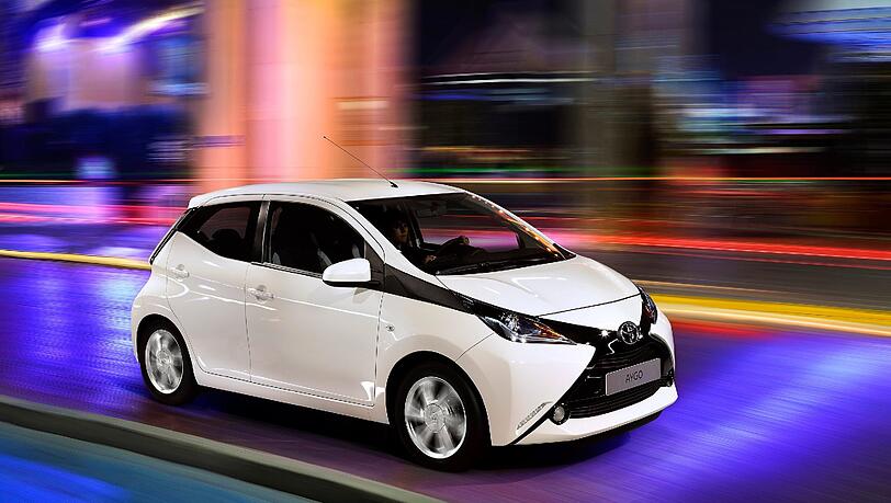 Dem kann keiner ein X für ein U vormachen: Der neue Toyota Aygo steht ab dem 19. Juli bei den Händlern. Dem kann keiner ein X für ein U vormachen: Der neue Toyota Aygo steht ab dem 19. Juli bei den Händlern.