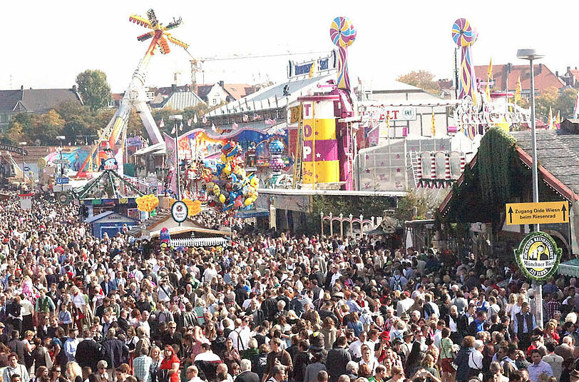 Alles drängt auf die Wiesn und in die Zelte. Die Bilder vom großen Ansturm aufs Oktoberfest am Freitag.