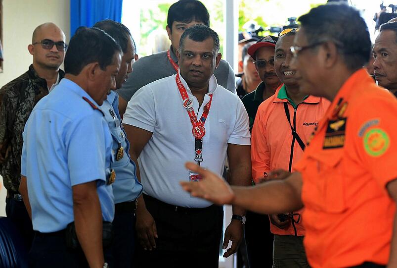 AirAsia-Chef Tony Fernandes (Mitte) bei seiner Ankunft auf Borneo