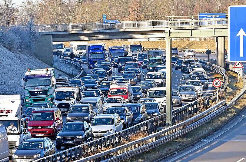 Auf der A96 und A99 staute sich der Verkehr teils 10 Kilometer weit.