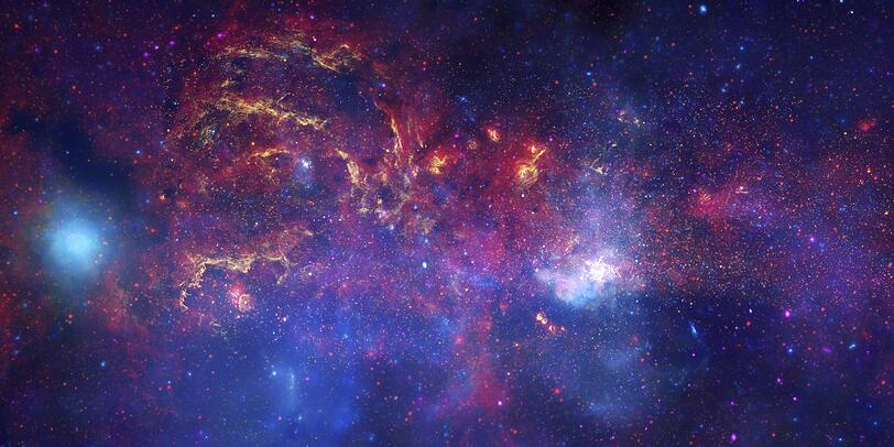 Dieses Bild ist eine Zusammenstellung mehrerer Teleskop-Aufnahmen (Hubble, Spitzer und Chandra X-ray). Zu sehen ist das Zentrum der Milchstraße.