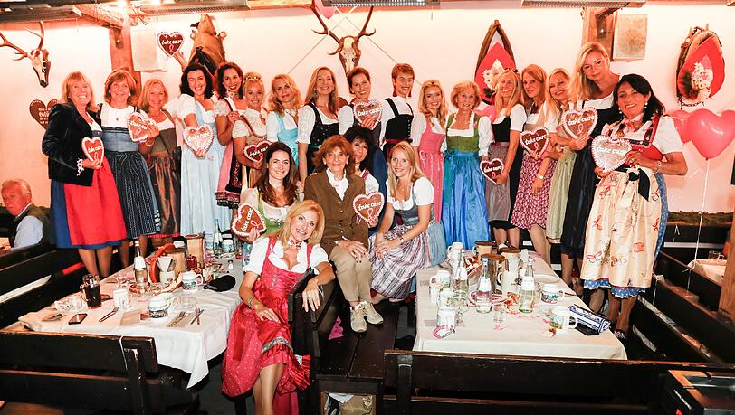 Natalie Schmids Ladies Lunch fand in Käfers Wiesn Schänke statt. Natalie Schmids Ladies Lunch fand in Käfers Wiesn Schänke statt.