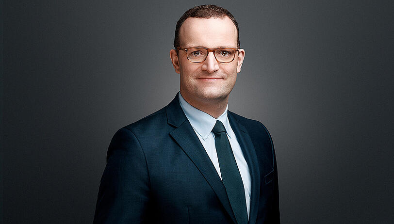 Jens Spahn (37) ist seit 1997 CDU-Mitglied. Der Politikwissenschaftler ist Gesundheits- und Pflegeexperte seiner Partei, seit dem 14. März 2018 bekleidet er das Amt des Bundesgesundheitsministers.