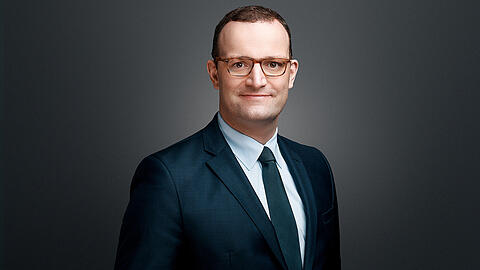 Jens Spahn (37) ist seit 1997 CDU-Mitglied. Der Politikwissenschaftler ist Gesundheits- und Pflegeexperte seiner Partei, seit dem 14. März 2018 bekleidet er das Amt des Bundesgesundheitsministers.