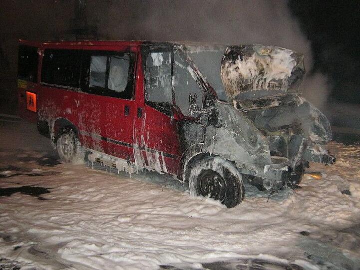 Komplett ausgebrannt: Mit Löschschaum bekämpfte die Feuerwehr den Fahrzeugbrand.