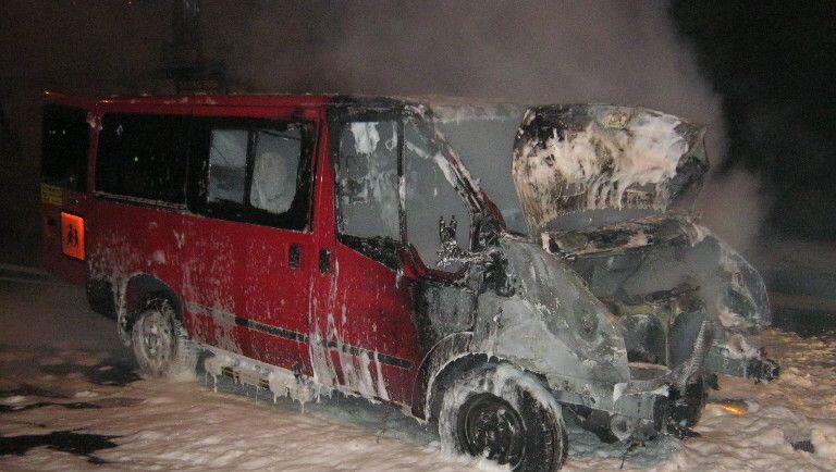 Komplett ausgebrannt: Mit Löschschaum bekämpfte die Feuerwehr den Fahrzeugbrand. Komplett ausgebrannt: Mit Löschschaum bekämpfte die Feuerwehr den Fahrzeugbrand.