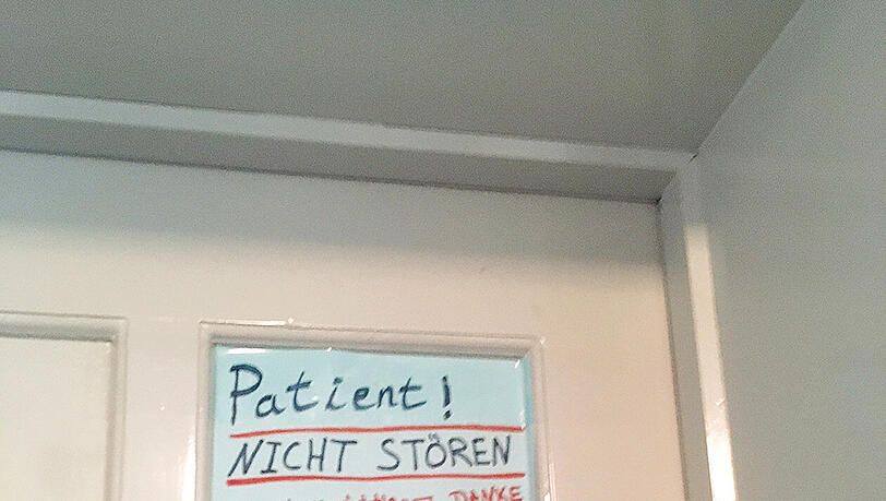 Die Wohnungstüre von Anna U. (96), um die sich Hani F. kümmert. Die Wohnungstüre von Anna U. (96), um die sich Hani F. kümmert.