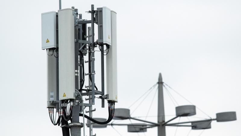 Mobilfunkantennen für das 5G-Netz an der Spitze eines Mobilfunkmastes. Mobilfunkantennen für das 5G-Netz an der Spitze eines Mobilfunkmastes.