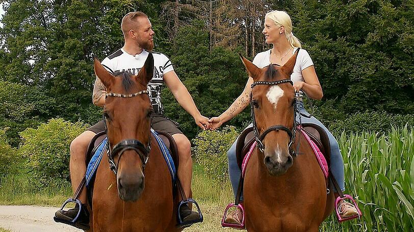 Sascha und Denise händchenhaltend bei ihrem Reitausflug.