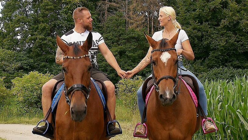 Sascha und Denise händchenhaltend bei ihrem Reitausflug. Sascha und Denise händchenhaltend bei ihrem Reitausflug.