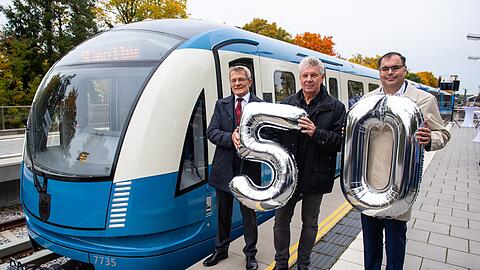 Drei Herren weihen den neuen Zug im alten Gewand ein: Helmut Schütz (l.) Verkehrsministerium, OB Dieter Reiter und Ingo Wortmann (MVG).