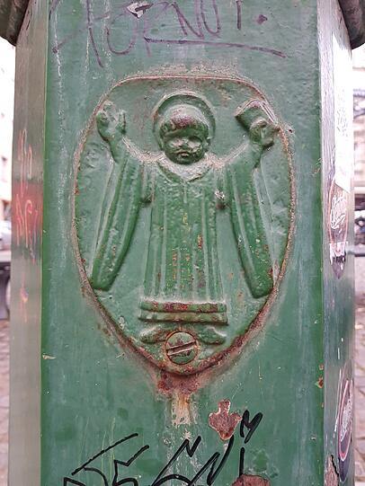 Auch die alten Münchner Trinkbrunnen, hier am Genoveva-Schauer-Platz in Haidhausen, sind mit dem Kindl verziert.