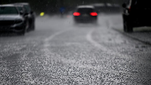 Den Prognosen des Deutschen Wetterdienstes zufolge drohen Unwetter mit Gewittern, Starkregen, Hagel und stürmischen Böen.