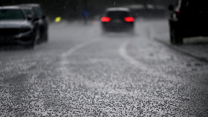 Den Prognosen des Deutschen Wetterdienstes zufolge drohen Unwetter mit Gewittern, Starkregen, Hagel und stürmischen Böen. (Archivbild)