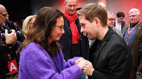 Kevin K&uuml;hnert und DGB-Chefin Yasmin Fahimi beim SPD-Parteitag 2023 &ndash;  heute beraten sie in einer DGB-Kommission &uuml;ber die Rente. (Archivbild)
