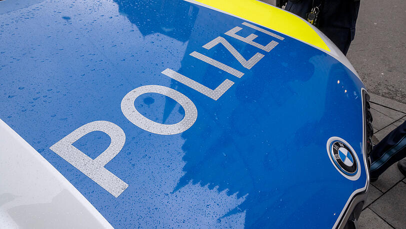 Polizisten haben in Schwabing einen 46-J&auml;hrigen festgenommen, der nach einem E-Scooter-Fahrer mit einer Eisenstange geschlagen hat. (Symbolbild)