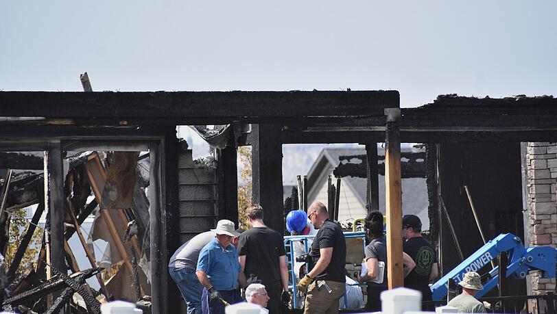 Die Bergung der Opfer aus dem abgebrannten Haus gestaltete sich schwierig. Die Bergung der Opfer aus dem abgebrannten Haus gestaltete sich schwierig.