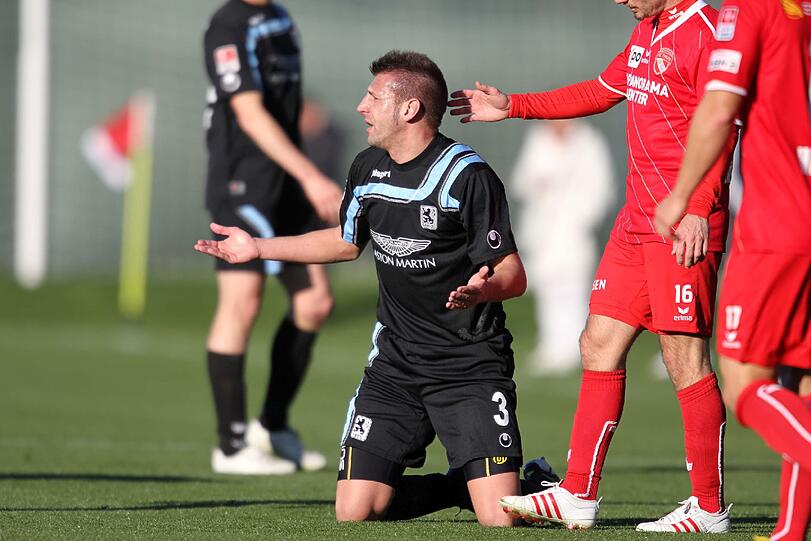 Probespieler Guillermo Vallori hat am Montag beim 2:0-Sieg der Löwen gegen Thun den ersten Härtetest im 1860-Trikot bewältigt - die Bilder.