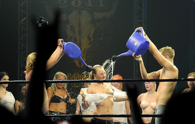 Wet T-Shirts, wilde Rocker, schräge Outfits: So verrückt war das Wacken-Festival 2011. wir zeigen die besten Bilder. EInfach weiterklicken!