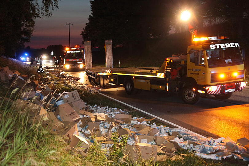 Vorsicht Joghurtbecher! Etwa vier Stunden war die B12 Richtung München gesperrt, weil ein Lkw nach einem Unfall seine Ladung verloren hat.