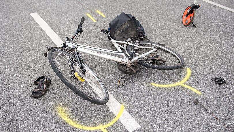 Drei Radfahrer wurden schwer verletzt - in einem Fall sucht die Polizei nach Zeugen. (Symbolbild)