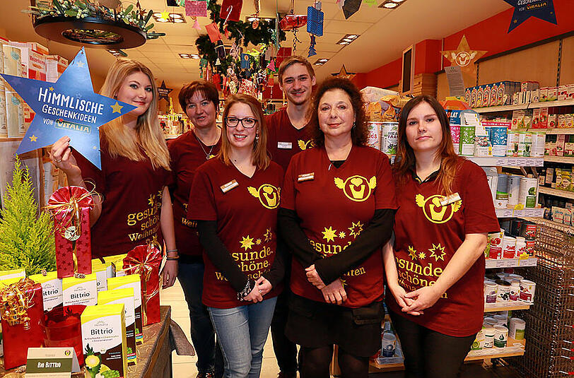 Bärbel S. (zweite v. r.) mit ihren Kollegen im Reformhaus Vitalia (v.l.): Sabine, Monika, Michaela, Aron und Pia.