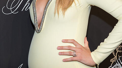 Wem gehört wohl dieser hübsche Babybauch?