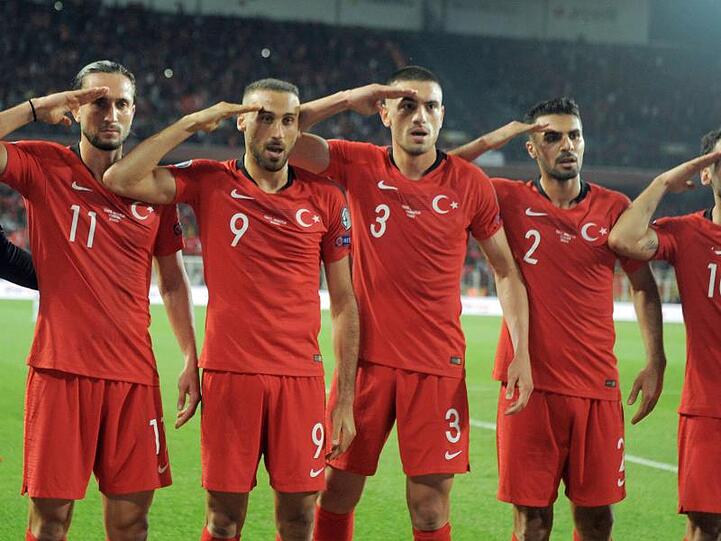 Die türkischen Nationalspieler hatten mit ihrem Salut-Torjubel für Aufsehen gesorgt.