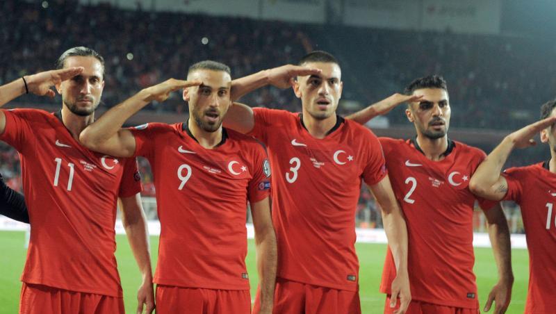 Die türkischen Nationalspieler hatten mit ihrem Salut-Torjubel für Aufsehen gesorgt. Die türkischen Nationalspieler hatten mit ihrem Salut-Torjubel für Aufsehen gesorgt.