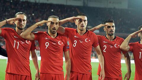 Die türkischen Nationalspieler hatten mit ihrem Salut-Torjubel für Aufsehen gesorgt.