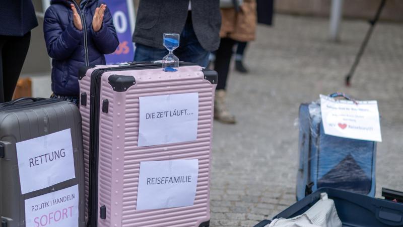 Mit leeren Koffern stehen Besitzer und Mitarbeiter aus Reisebüros bei einer Protestaktion. Foto: Jens Büttner/dpa-Zentralbild/dpa Mit leeren Koffern stehen Besitzer und Mitarbeiter aus Reisebüros bei einer Protestaktion. Foto: Jens Büttner/dpa-Zentralbild/dpa