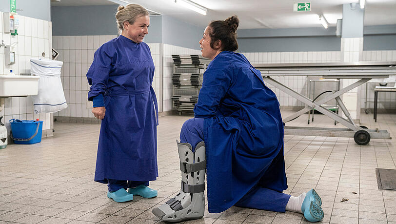 Leidensgenossinnen als Opfer von Boernes Chauvi-Gehabe: Silke "Alberich" Haller (Christine Urspruch, l.) und Vivian Peters (Judith Goldberg) verstehen sich prima. Leidensgenossinnen als Opfer von Boernes Chauvi-Gehabe: Silke "Alberich" Haller (Christine Urspruch, l.) und Vivian Peters (Judith Goldberg) verstehen sich prima.