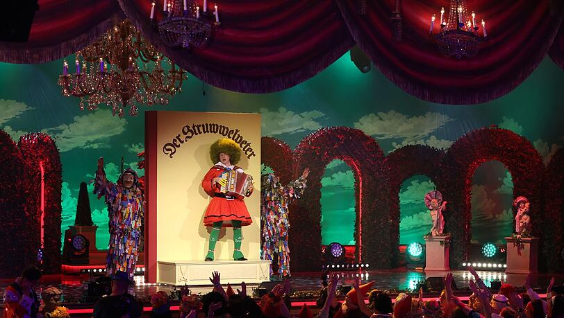 Oti Schmelzer als Struwwelpeter steht während der Generalprobe für die BR-Sendung "Fastnacht in Franken" mit der "Amanda" auf der Bühne.