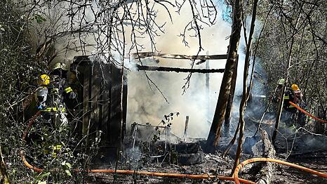In einem eingezäunten und von dichtem Buschwerk umgebenen Gartengrundstück stand der Anbau einer Gartenhütte in Vollbrand.