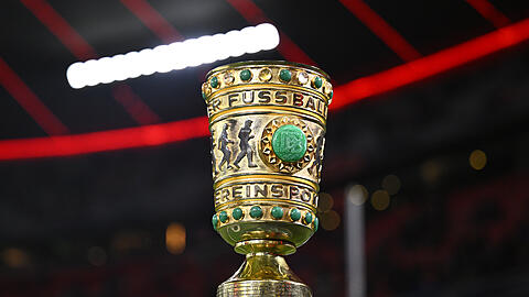 Das Objekt der Begierde: Der DFB-Pokal in der Münchner Allianz Arena.