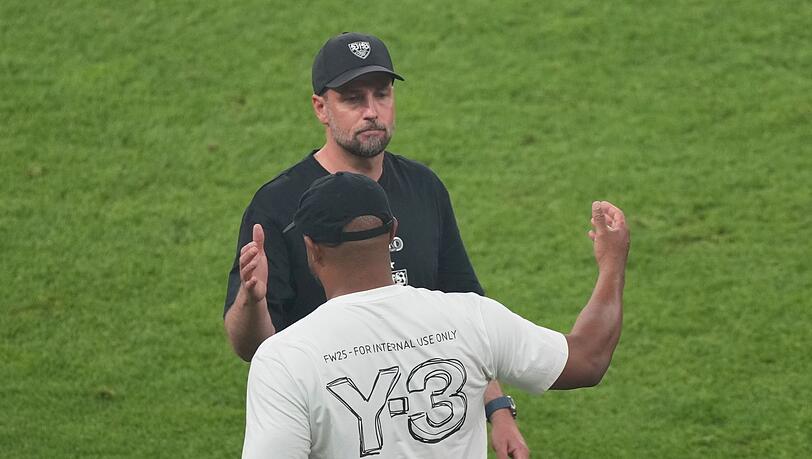 Neue Saison, altes Duell: Bayern-Trainer Kompany (vorne) und Stuttgarts Coach Hoeneß stehen sich mit ihren Teams zum Start der 64. Bundesliga-Saison gegenüber. (Archivbild) Neue Saison, altes Duell: Bayern-Trainer Kompany (vorne) und Stuttgarts Coach Hoeneß stehen sich mit ihren Teams zum Start der 64. Bundesliga-Saison gegenüber. (Archivbild)